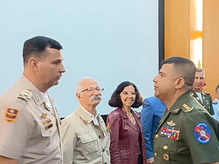 GnbGaranteDePaz's tweet photo. Hoy #29May con motivo a la conmemoración del Bicentenario de la Batalla de Junín, se desarrolló el concurso de ensayos, siendo merecedor del 1er. Lugar el Cnel. Edduar Alvarez Tona, con “La Epopeya de Junín, la emancipación que requirió más de una Batalla”. https://t.co/wxFgtyj9ix