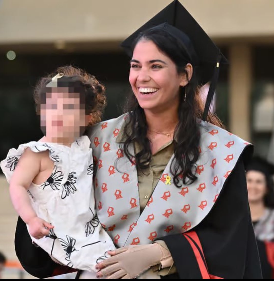 Ellay Golan is a true heroine,one of those real WonderWomen u can often find in #Israel .Her house was burned by terrorists on Oct7th  and she kept hugging her 2y old baby to protect her from the flames.The doctors sedated her for 50days to save her life. Now she is celebrating