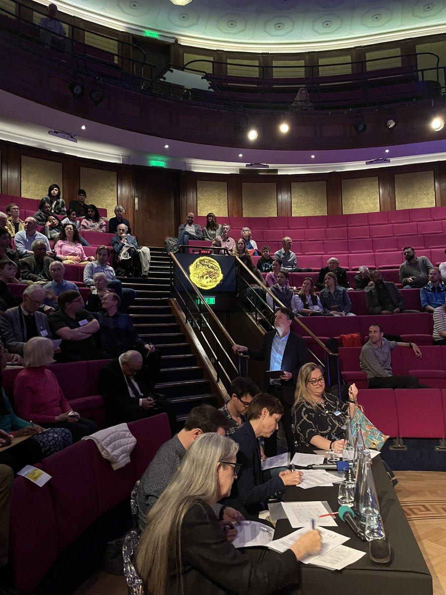 PhysicsNews's tweet photo. More photos from the IOP #ThreeMinWonder contest. Judges deliberating here at the @Ri_Science tension is reaching quantum levels. The winner will be crowned shortly! https://t.co/SiQY9sESU5