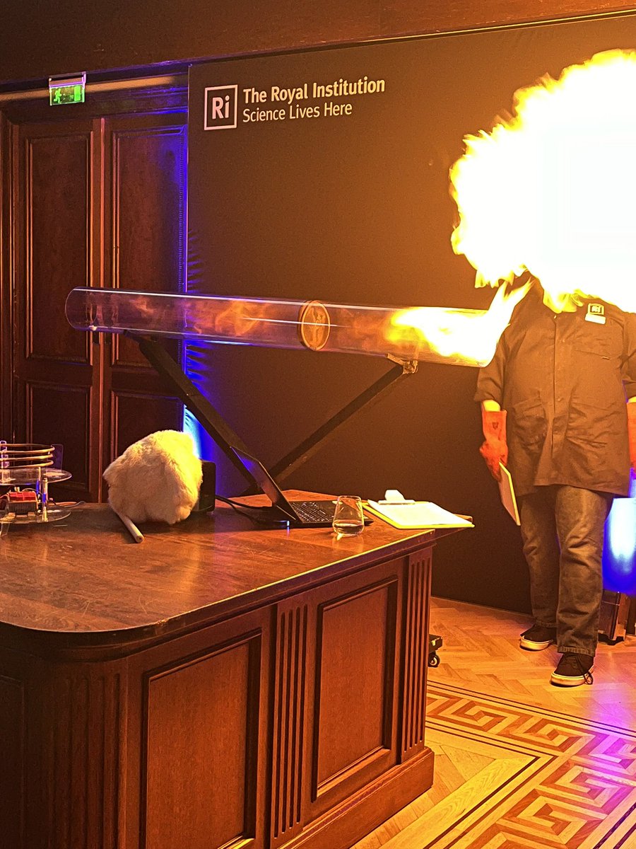 PhysicsNews's tweet photo. More photos from the IOP #ThreeMinWonder contest. Judges deliberating here at the @Ri_Science tension is reaching quantum levels. The winner will be crowned shortly! https://t.co/SiQY9sESU5