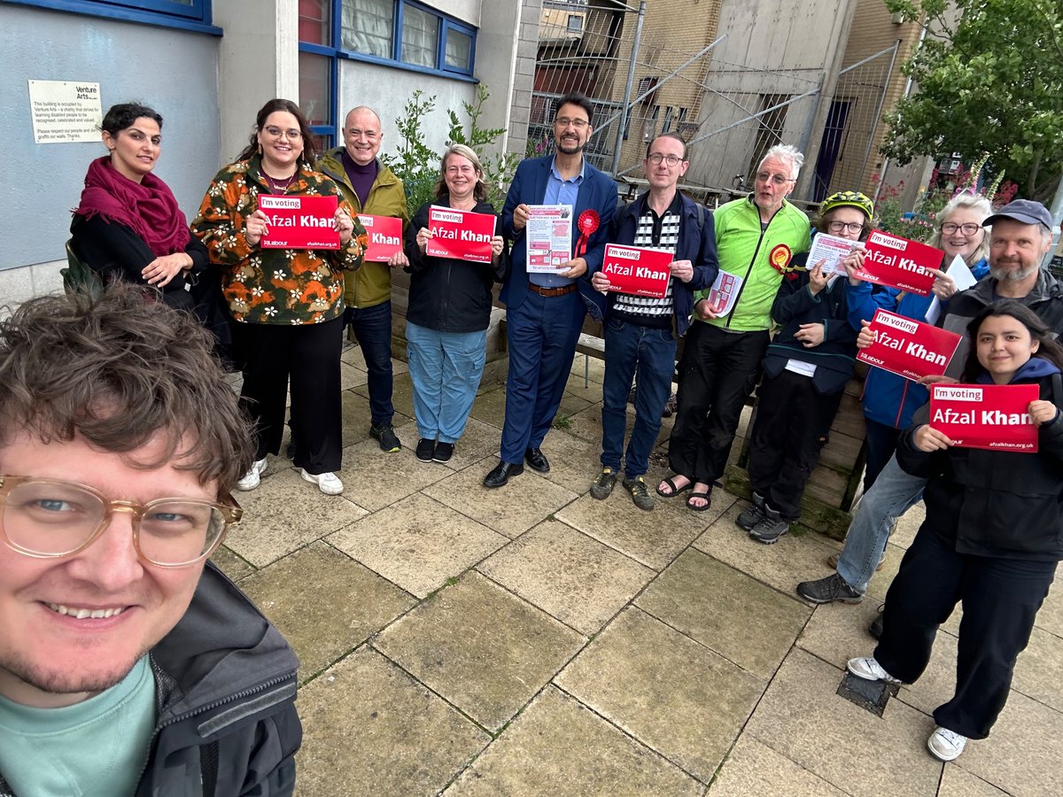 Day 2! A great team out tonight around St Mary’s in Hulme. This part of the constituency is new to me, and I’m taking over from @LucyMPowell. Great to chat with local residents about everything going on locally!