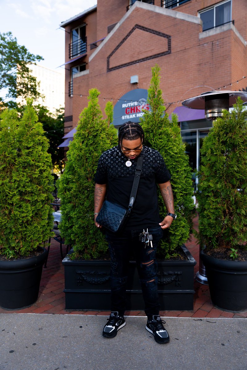 waun_4sob's tweet photo. Loui tennis, Amiri jeans got me dressing like a dork 🤣if you ever heard a rumor bet they say l’m getting to it💯 #bonk💙 #twin💙 https://t.co/iV7O29DyZc
