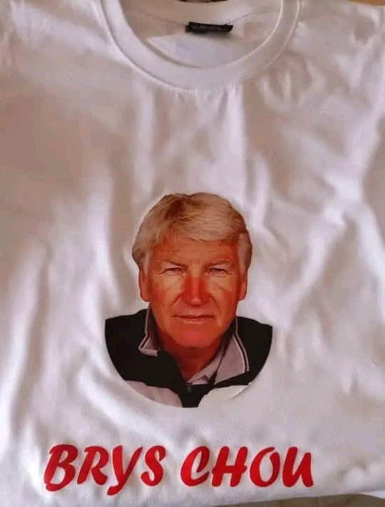 cfootcameroun's tweet photo. 📷 Les Camerounais, dans leur immense majorité, témoignent leur amour à Marc Brys, le sélectionneur des Lions Indomptables. 🇨🇲🦁

Qui n’a pas encore son T-shirt ? https://t.co/4jgbrGCk2P