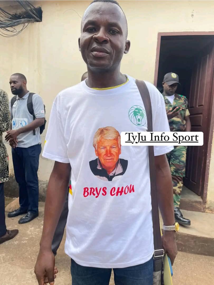 cfootcameroun's tweet photo. 📷 Les Camerounais, dans leur immense majorité, témoignent leur amour à Marc Brys, le sélectionneur des Lions Indomptables. 🇨🇲🦁

Qui n’a pas encore son T-shirt ? https://t.co/4jgbrGCk2P