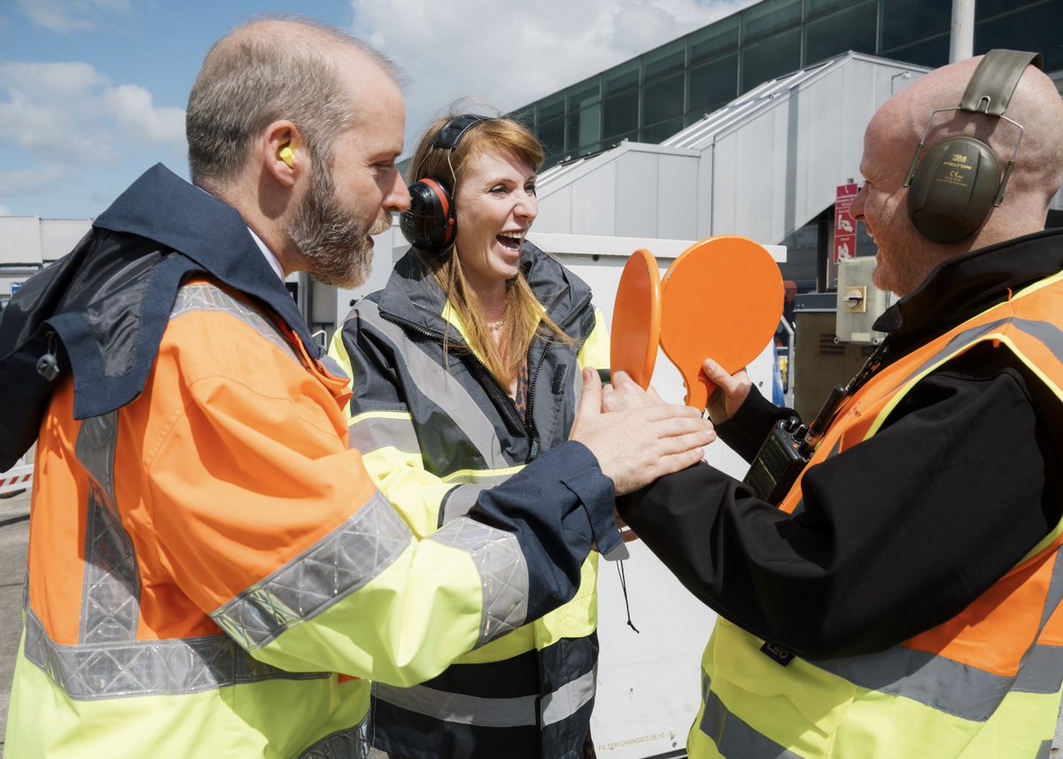 Great to meet staff at Stansted Airport with Jonny to talk about our plan to make work pay.

Labour is a pro-worker and pro-business party.

The Tories are neither. 

It’s time for change. 🌹