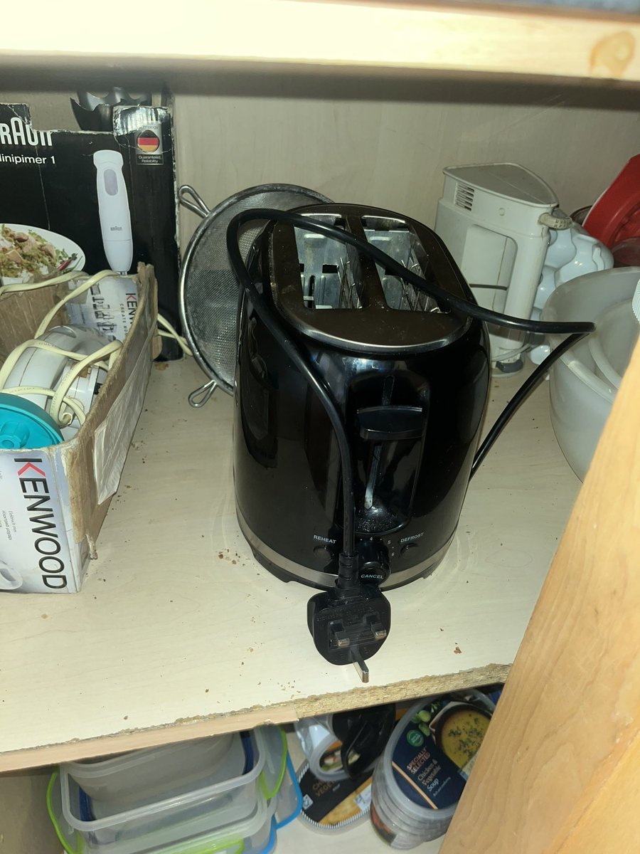 ButlerTadhgb3's tweet photo. Toaster goes in the press.
No I’m not a Protestant I just don’t live in a mansion. https://t.co/MxmnCWCMBk