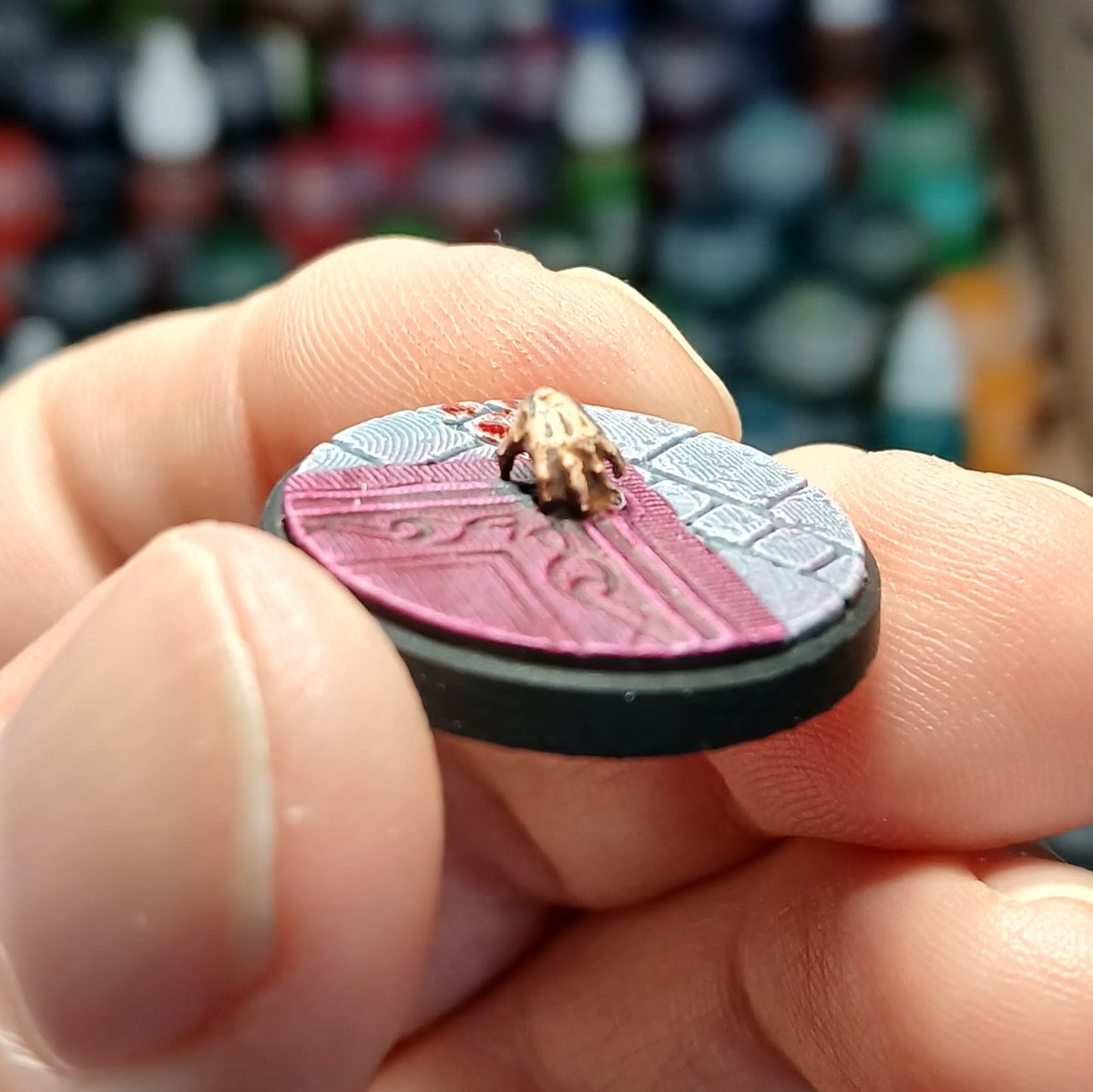 EricJ10448's tweet photo. Having a bit of fun kitbashing. I glued a spare hand onto a base then painted with @thearmypainter speed paints.  Crawling Claw!

#dnd #dndminis #3Dprinting #paintslam24 #miniaturepainting #miniature #miniatures #thearmypainter #speedpaint #kitbashing https://t.co/5ET4BS2rXM