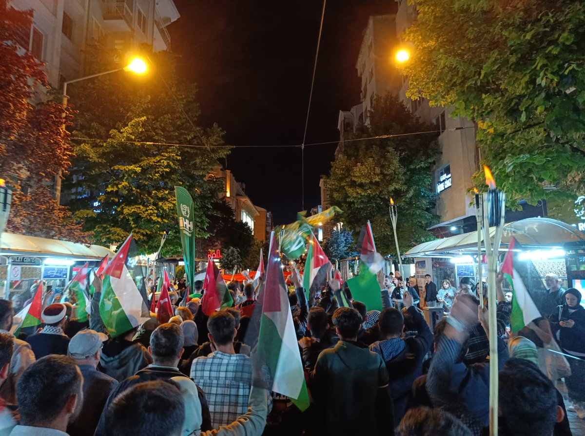 HurGenclik26's tweet photo. ☝️ Eskişehir uyumuyor... Nehirden denize Özgür Filistin 🇵🇸🇵🇸

Eskişehir'den Hamas'a bin selam
 #RafafOnFıre https://t.co/N66FACtKey