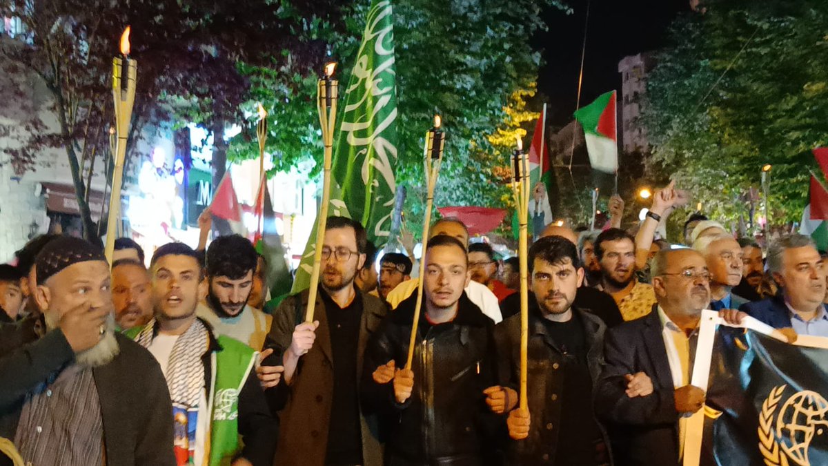 HurGenclik26's tweet photo. ☝️ Eskişehir uyumuyor... Nehirden denize Özgür Filistin 🇵🇸🇵🇸

Eskişehir'den Hamas'a bin selam
 #RafafOnFıre https://t.co/N66FACtKey