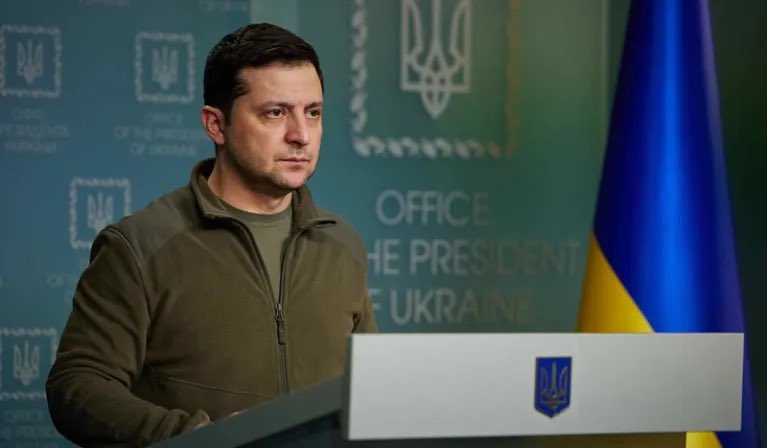 Krieger66362259's tweet image. Zelensky n’est plus le président légitime de l’Ukraine !

Un #Zelensky provocateur a rejeté les questions sur sa #légitimité de la part de ses détracteurs. «Mon mandat de cinq ans n’est pas encore terminé. Il se poursuit en raison de la loi martiale».
#guerreenUkraine #Ukraine