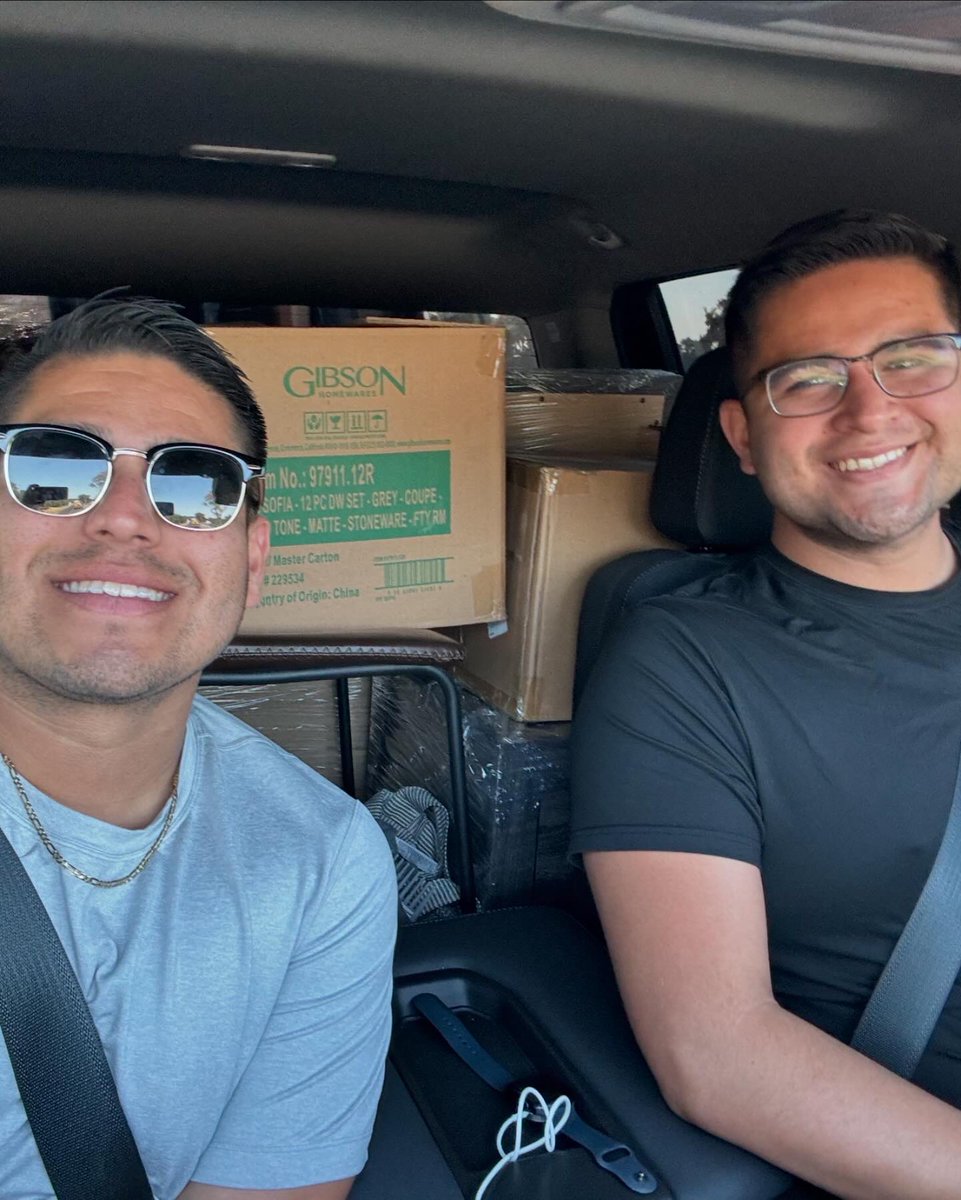 Felipehv1997's tweet photo. Move in day 🏠🔑
Excited for this next chapter in our lives✨♥️ https://t.co/2JFdqqPPvc