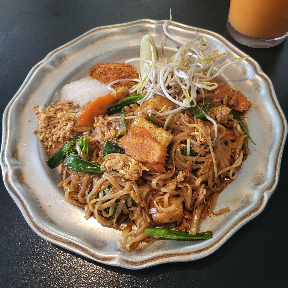 this veggie pad thai and cha yen (thai iced tea) were absolutely amazinggg!! i'm in love 🧡