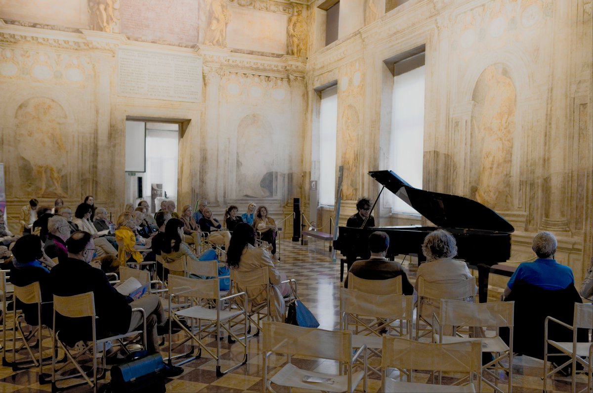 SMTOlimpico's tweet photo. 🎹 Un'esperienza indimenticabile all'Odeo del #TeatroOlimpicoVicenza con il pianista dell'Accademia Nazionale di Santa Cecilia Francesco Maria Navelli! 
Mompou, Debussy, Liszt e Rachmaninoff hanno invaso l'ambiente coinvolgendo al pubblico.

📸 Antonio Magazzino https://t.co/7bhDOf8ZDw
