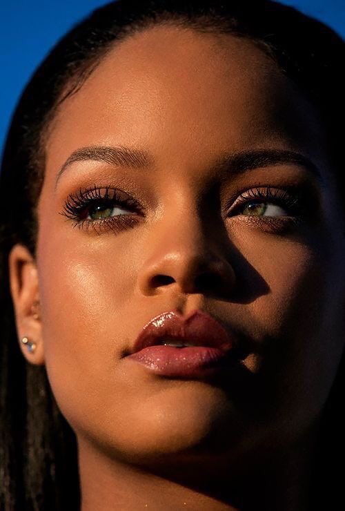 vieiirafenty's tweet photo. Em uma discussão, com qual foto você defenderia o face card da Rihanna ? https://t.co/IP2QPso2AV