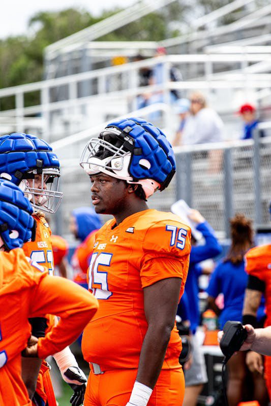 6'5
285
84 inch wing span
С/O 2027
Red Shirt Freshman
4 years of eligibility