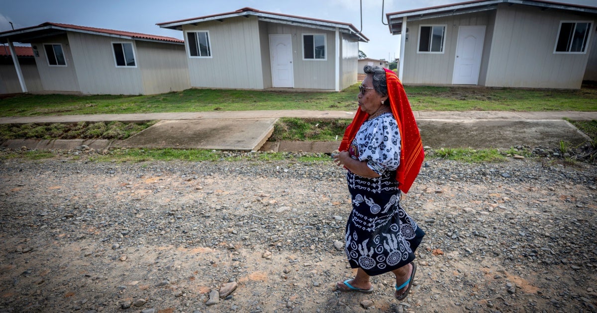 A celebratory moment in Panama!

Today, the Guna Indigenous people living on the tiny, overcrowded, and flood-prone island of Gardi Sugdub in Panama will finally be given keys to their long-awaited new homes on the mainland. trib.al/FMz3dSs