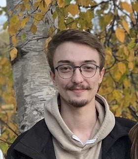 Flin Flon #rcmpmb need your help in locating 24yo Trevin Steele, last seen May 23/7:30pm. He’s 5’3”, 140lbs, w/ brown hair, brown eyes & wears glasses. Last seen wearing green plaid jacket w/ white sweat pants, white runners & hat. Have info? Call Flin Flon RCMP @ 204-687-1422.