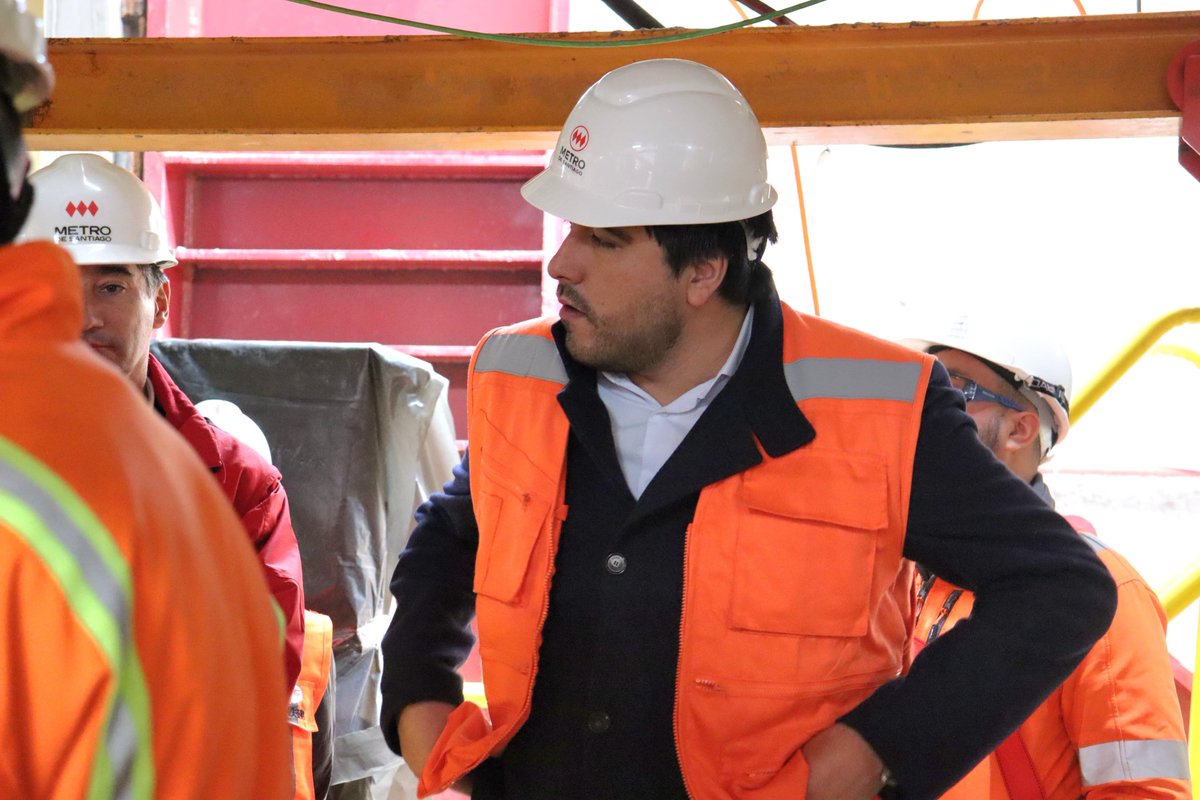 MTTStgo's tweet photo. 🚇 Esta mañana el seremiTT RM, @ro_valladares, visitó las obras del primer tramo de la futura Línea 7 del @metrodesantiago, donde la tuneladora ya está trabajando🧑‍🏭

👀 ¿Sabías que es la primera vez que se utiliza esta tecnología en la construcción de una línea de Metro? https://t.co/K1heMcTbO0