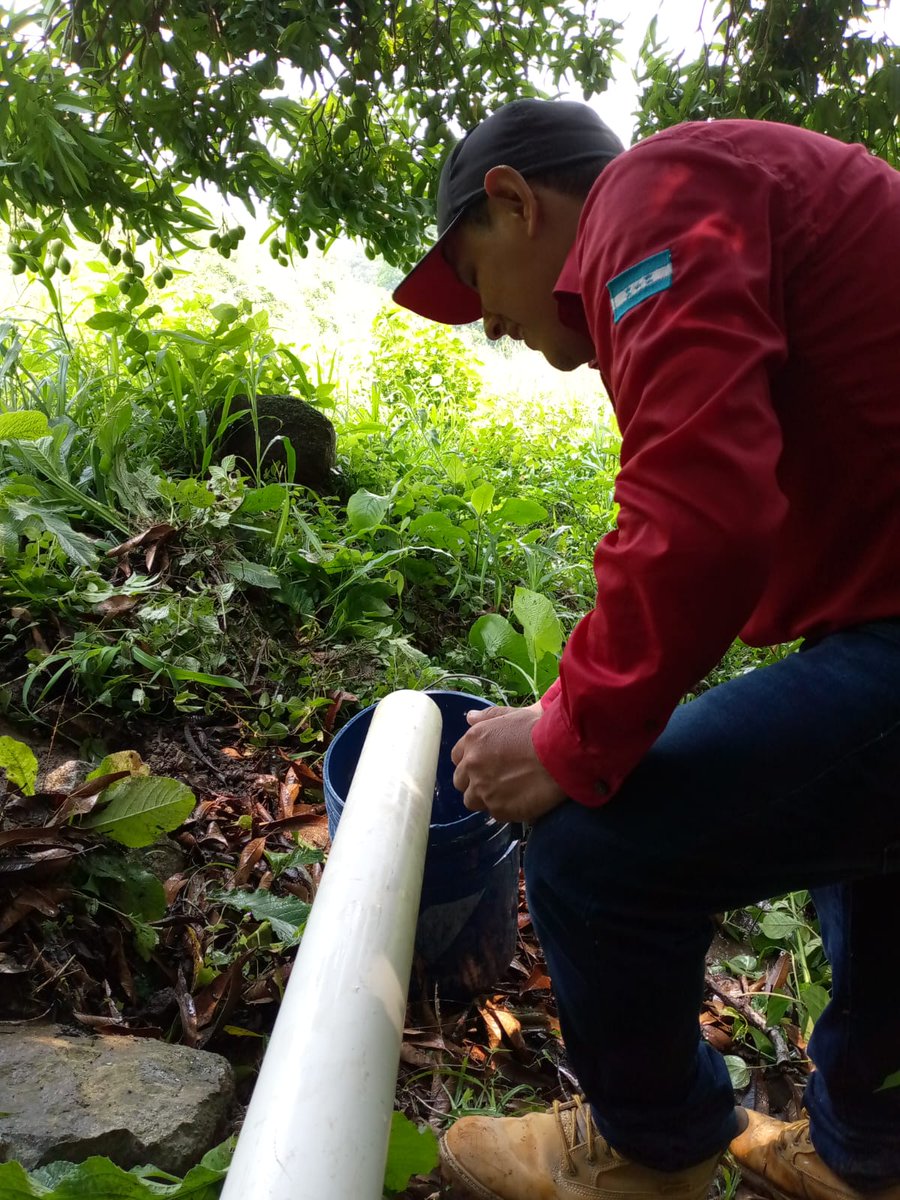 HondurasSanaa's tweet image. "Personal técnico del SANAA en colaboración con Amigos de la Tierra España visitaron Tablones Arriba, Santa Ana de Yusguare, Choluteca, para diagnosticar el sistema de agua y actualizar SIASAR. ¡Trabajando juntos por el bienestar de la comunidad! 💧🌍 #RegionalSur #AguaParaTodos"