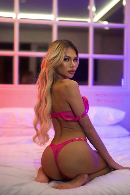 Rock, paper, scissors? Loser has to bottom 😉 https://t.co/1GSQDBb1Ou