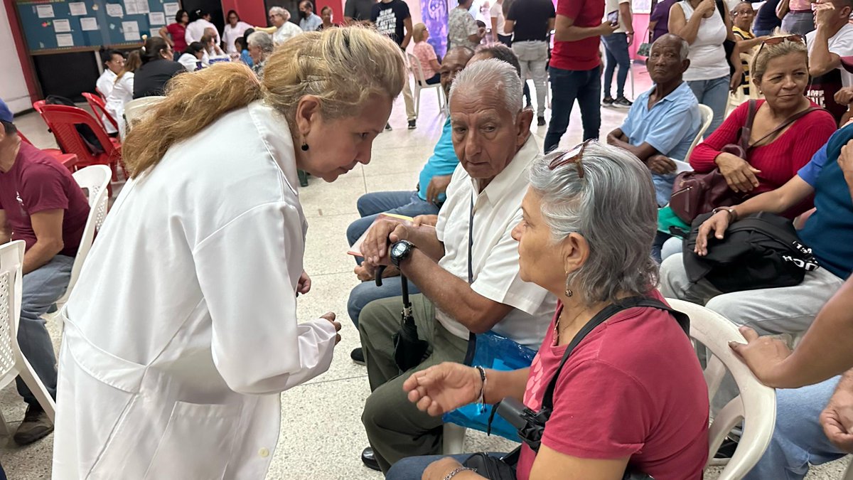 MinSaludVE's tweet photo. Más de 300 adultos mayores atendidos en jornada por los “Abuelos y Abuelas de la Patria”, con servicios a la salud entre otras acciones para su beneficio en el edo. Carabobo

#JuntosPorCadaLatido
#UnidosDeCorazón ❤️
@NicolasMaduro
@MagaGutierrezV https://t.co/JdRjaZv9JA