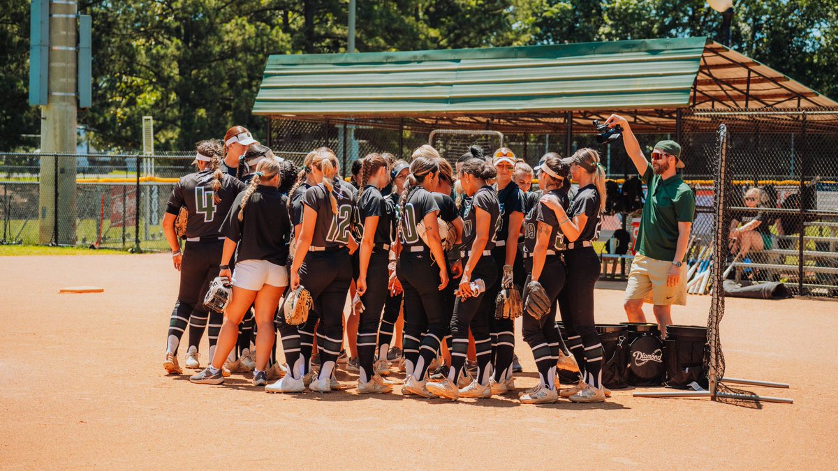 And with a hard fought loss comes the end to an incredible season, congratulations to Jessup as they go on to face OLLU for the @NAIA Championship later today! Could not be prouder of @USAOSoftball and @USAOCoachJ. Elite College Softball baby, ya gotta love it 🙌🏾💚🥎