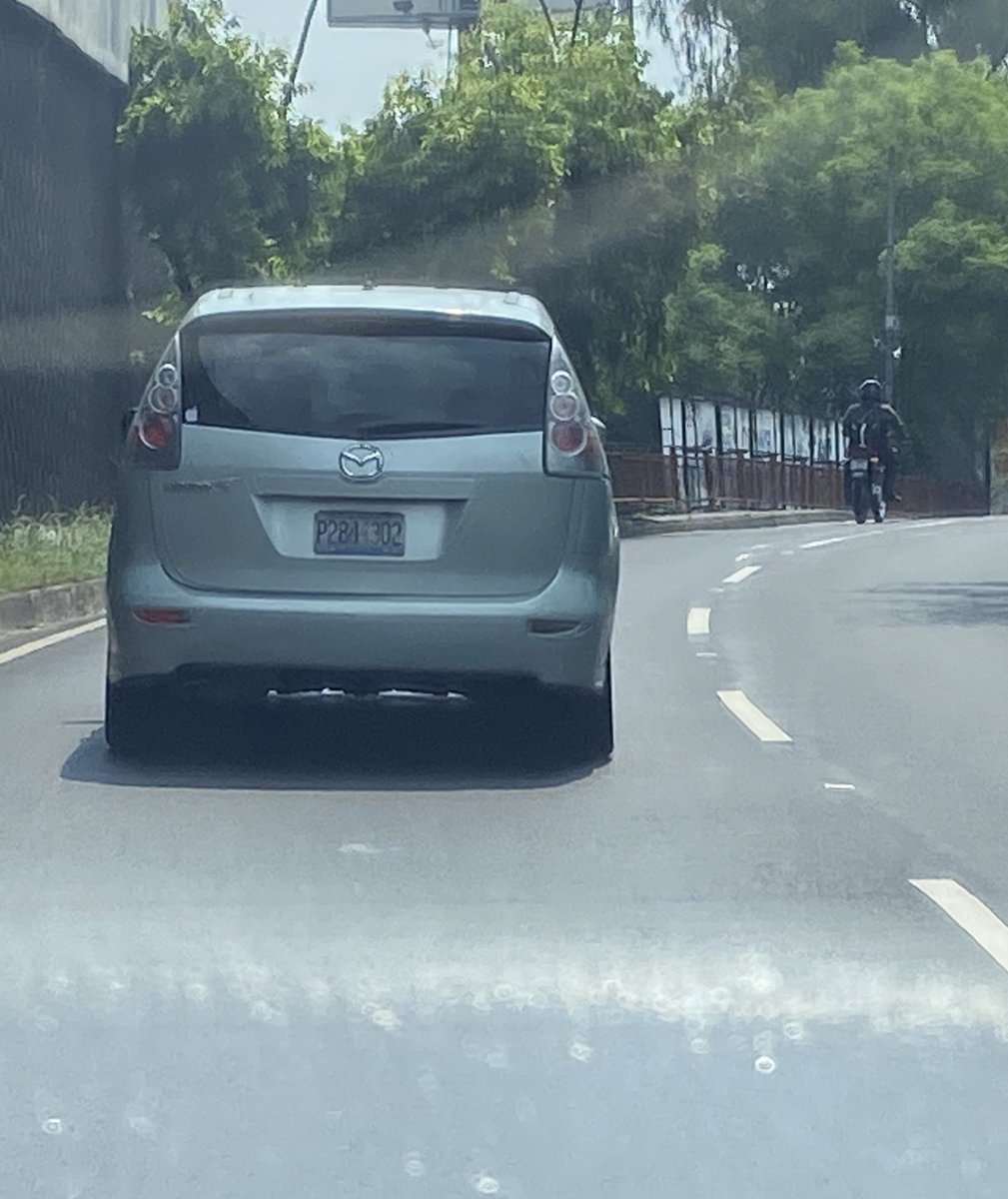 Por si eres una chica en un carro negro a quien hoy a la 1:53 pm un hombre en un Mazda verde sobre Los Próceres invadió carril para incorporarse a la Panamericana golpeó en tu costado izquierdo y se fue huyendo, este es el número de placa. Cc. @VMTElSalvador @PNCSV #TraficoSv