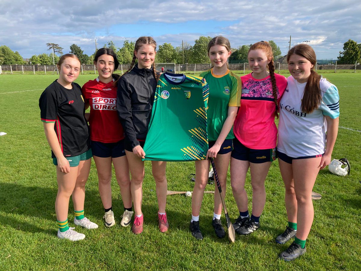 Some of our U16 team presenting Luna with a personalised jersey to remember her time in Cobh. Luna is from Germany and has been on school exchange this year. She has a super attitude and we’ll miss Luna being around as she returns home this week. Safe travels Luna 🇩🇪🇮🇪