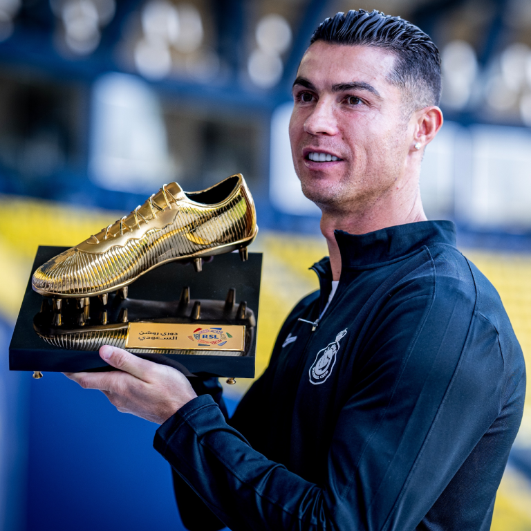 Cristiano Ronaldo recibió la Bota de Oro de la Liga de Arabia Saudita. Máximo goleador con marca histórica incluida (firmó 35 GOLES en un mismo curso de campeonato saudí). Y, además, se convirtió en el PRIMER FUTBOLISTA EN TODA LA HISTORIA que es campeón anotador en 4 Ligas