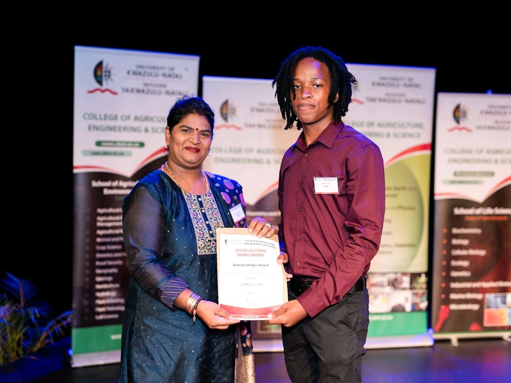 Zamani Zulu, a top third-year Hydrology student at UKZN, received the Roland Schulze Award for his academic excellence. Transitioning from agricultural engineering, his passion for water resources science led him to this prestigious recognition. Congratulations, Zamani! 🏆🌊