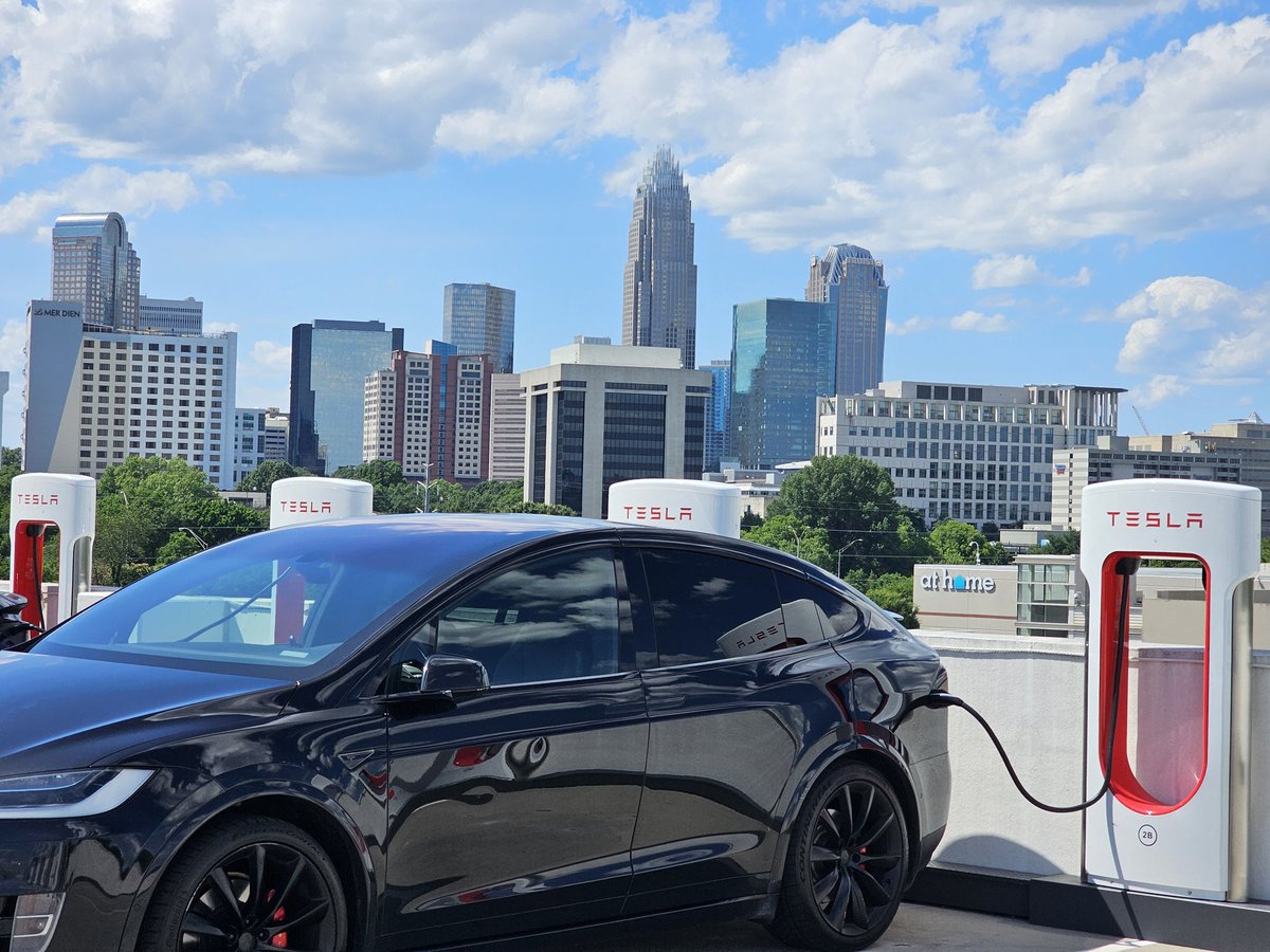 I finally made it to a 'new to me' supercharger site on the top level of a mall parking garage in Charlotte, NC. Been wanting to hit this one since @brandenflasch did an (unnamed platform) video on it a while back. Nice view.