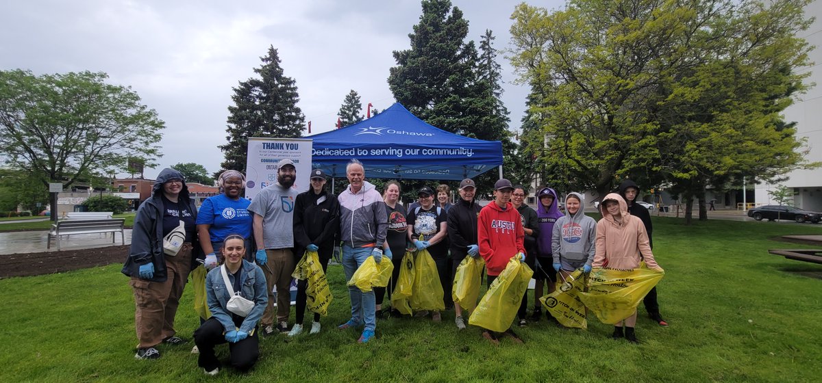 This past Saturday, our Brilliant Catalyst team members, Angelique Dack and Connor Loughlean, joined Theodosia Vassiliou from @enactus_ot, Matifadza Chidovi from @the_OTSU, and Mayor @DanCarterOshawa for a downtown community clean-up! 🌳🌟