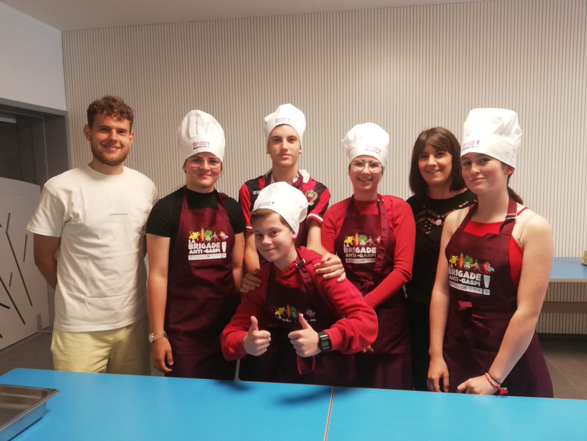 Un grand bravo à notre chef de cuisine et à son second ainsi qu'à nos pâtissiers en herbes qui ont gagné le deuxième prix du concours des chefs pâtissiers des collèges du 06 !