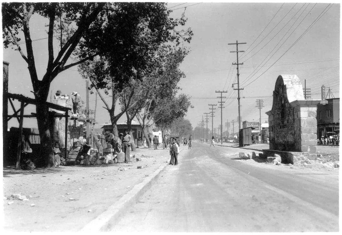 mafcultura's tweet photo. 🏅TRIVIA... TRIVIA...!!
Atentos a esta pista:
Se encuentra situada al norte de la ciudad, esta construcción del siglo XVII ve pasar día a día gente, autos y procesiones.
#trivia #acervomaf #imágenes #dondees #fotohistoria #cdmx #fotografía #historiademexico #triviamaf https://t.co/KkDxgoThVm