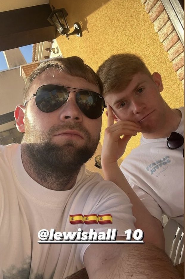 #NUFC youngster Lewis Hall enjoying the offseason away on holiday with his older brother Connor 🇪🇸☀️