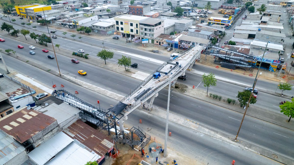 ¡Guayaquil es una ciudad que se mueve! Por eso los tres puentes peatonales en la Avenida Narcisa de Jesús están al 67% de su ejecución. 

Esta obra no solo mejorará la movilidad de 12,787 personas directamente y 73,748 indirectamente. Sino que también representa una ciudad más