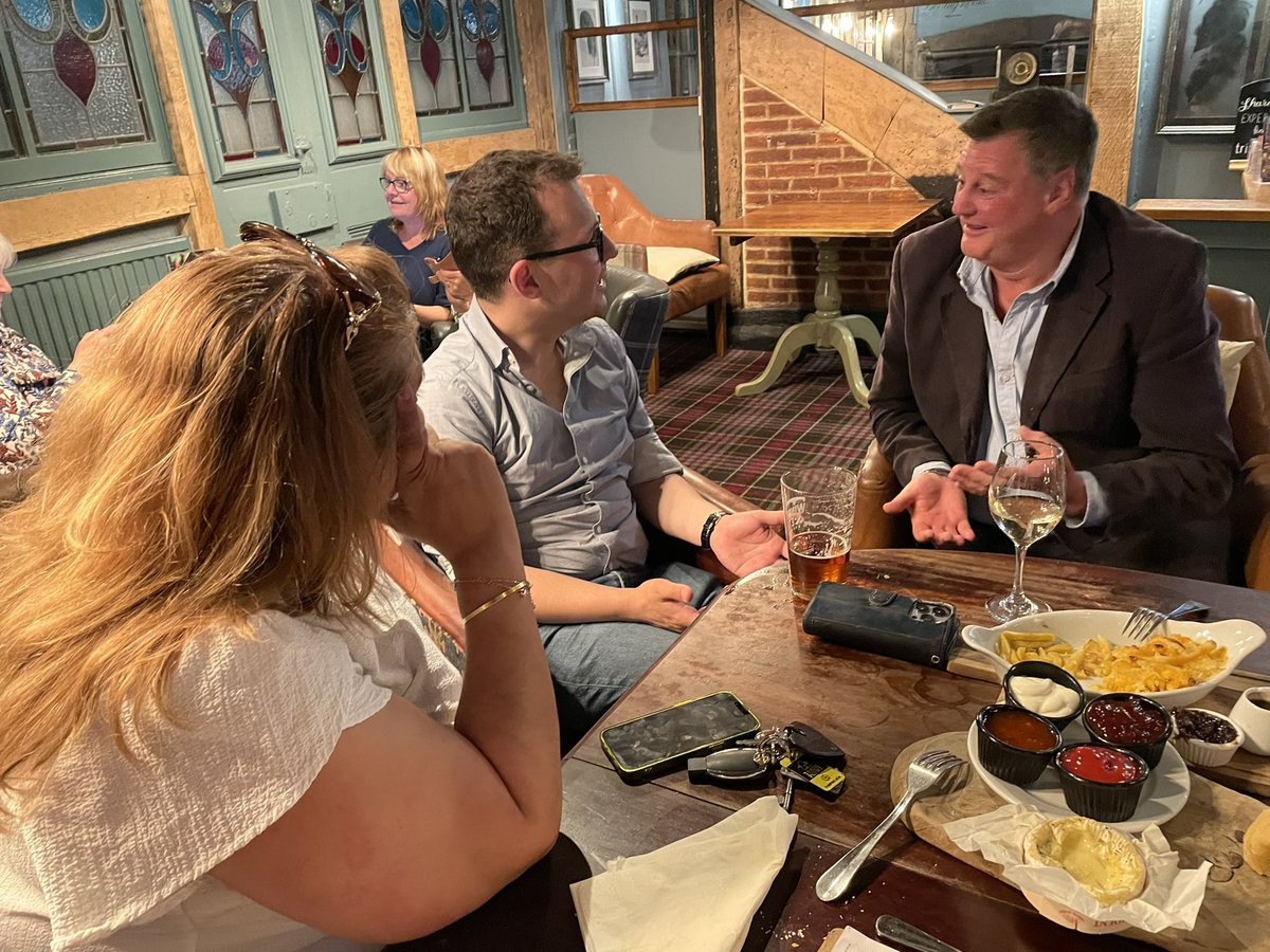 Colnbrook tonight with @jackmrankin for the latest local meet and greet with @sloughleader, Dexter Smith, Councillors and residents. Thanks for organising @farmerrayner #jackrankin #colnbrook #GE24