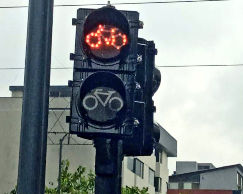 🚴‍♀️#Semaforización | Movilidad segura para todos los actores viales🚴‍♀️

HOY implementamos semáforos de ciclistas en:

🚦Av. Amazonas
🚦Av. Patria

#QuitoRenace