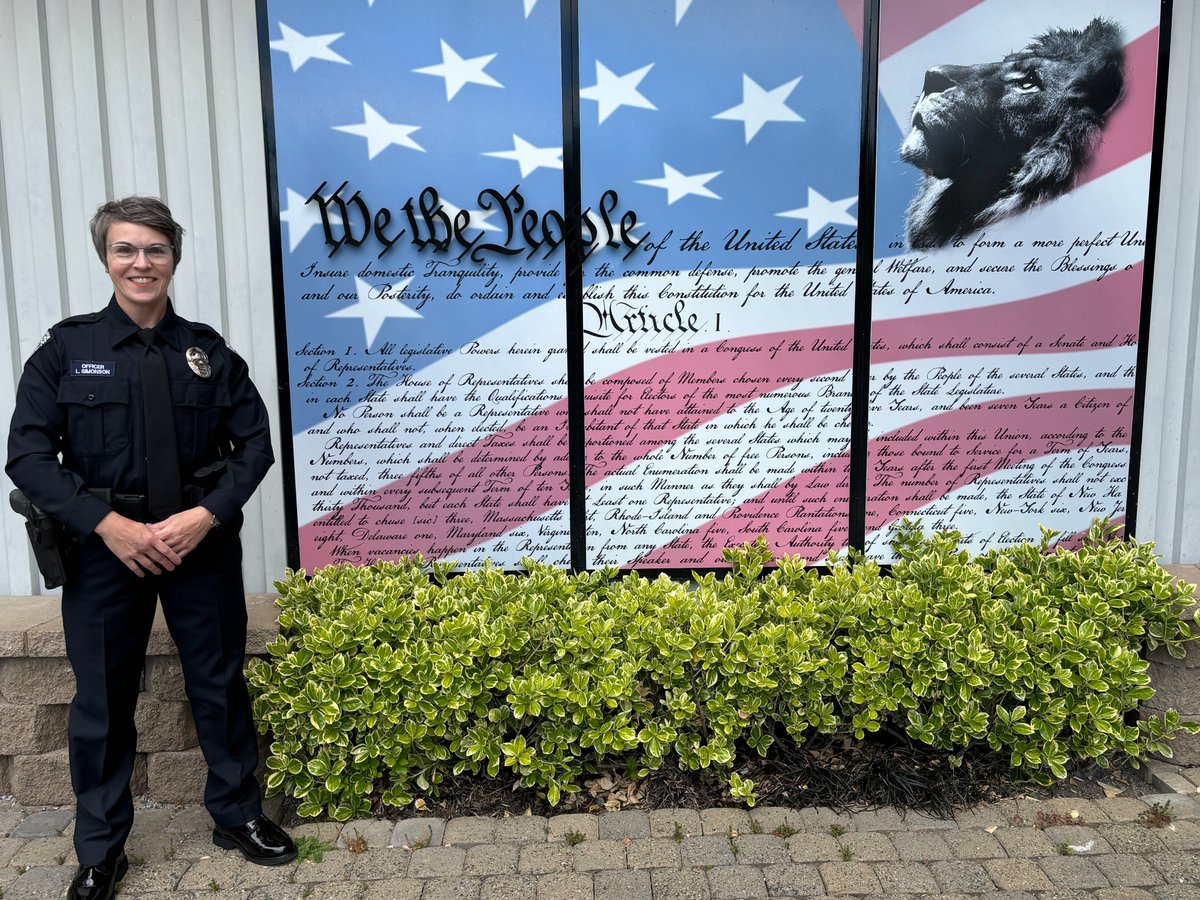 Congratulations to Bellevue PD's newest Officer: Lisa Simonson! 

Simonson was officially sworn in this morning and will now begin the BPD's advanced training at the Department. 

Make sure to say 'hi' when you see her patrolling your neighborhood very soon.