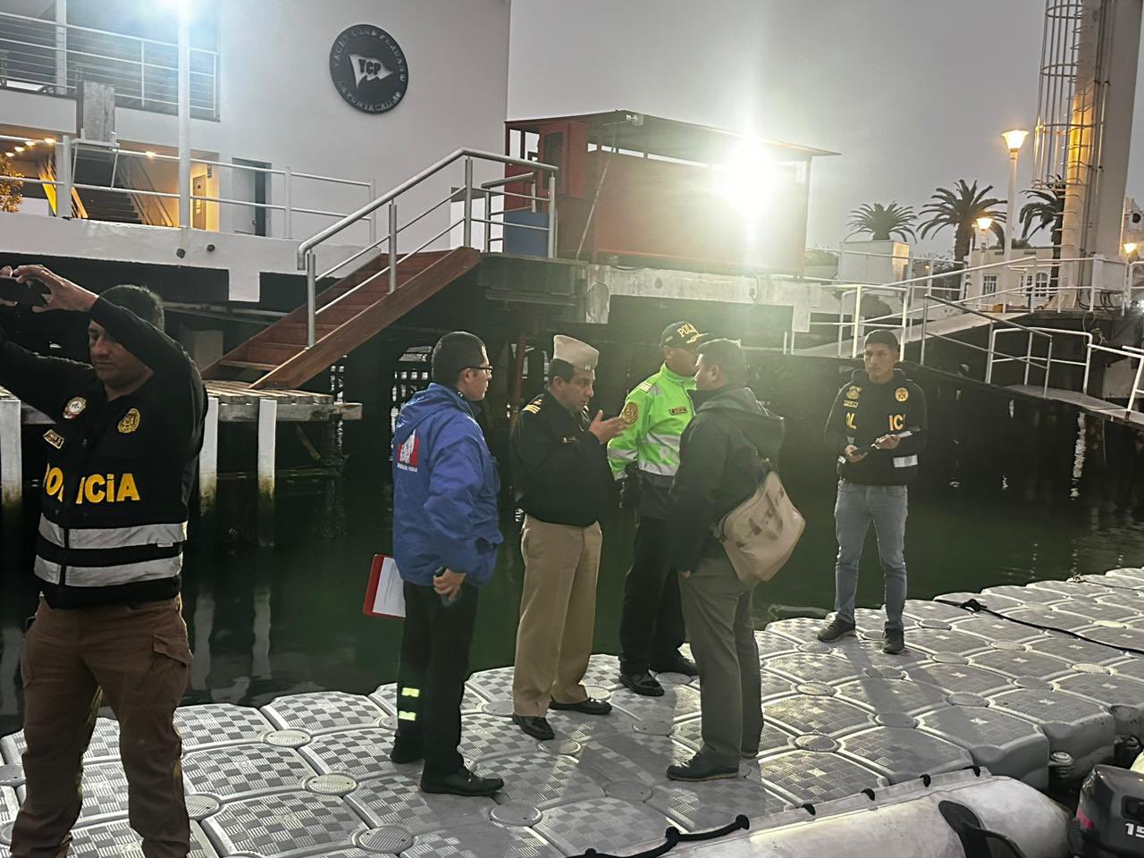 Representante de Defensora del Pueblo en supervisin de playa por presencia de hidrocarburo.