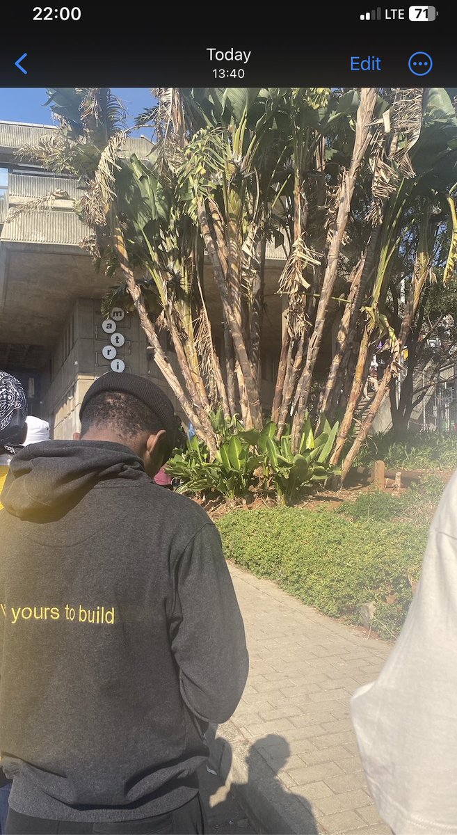 Ohnee23's tweet image. I took the first picture when I was in a queue to vote this was around 13:40.
Last picture, I was leaving Wits (21:39) after voting and what you see there is students still waiting.