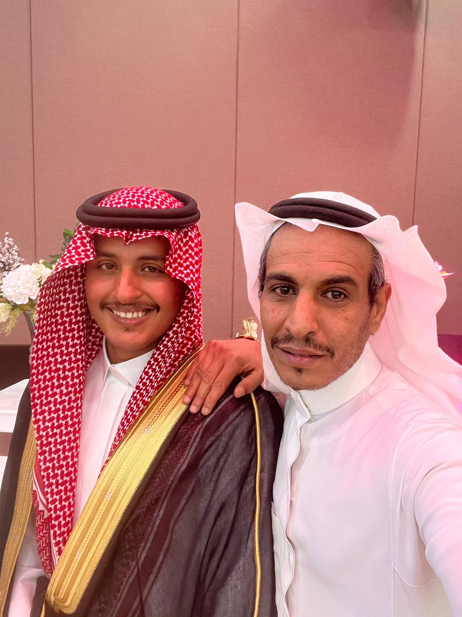 AqeelSms's tweet photo. {وكان #أبوهماصالحا } العبدالصالح المصلح الذي نفع البلادوالعباد لا خوف عليه ولا حزن ولا حتى على ذريته من بعده؛اليوم اكتملت فرحةعائلةالربيعةبتخرج شاب من شبابهامن كليةإدارة الأعمال في جامعةتبوك(وهو #فارس بن أحمدالربيعة)وعمت ��لفرحةعلى #أعمامه الفضلاءالنبلاءالأوفياء. 

 #فضفضه_مشاعر https://t.co/v7FtNiW5gk