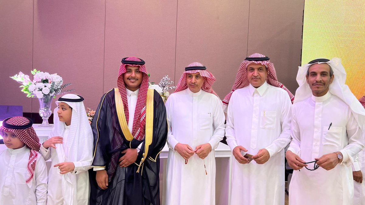 AqeelSms's tweet photo. {وكان #أبوهماصالحا } العبدالصالح المصلح الذي نفع البلادوالعباد لا خوف عليه ولا حزن ولا حتى على ذريته من بعده؛اليوم اكتملت فرحةعائلةالربيعةبتخرج شاب من شبابهامن كليةإدارة الأعمال في جامعةتبوك(وهو #فارس بن أحمدالربيعة)وعمت ��لفرحةعلى #أعمامه الفضلاءالنبلاءالأوفياء. 

 #فضفضه_مشاعر https://t.co/v7FtNiW5gk