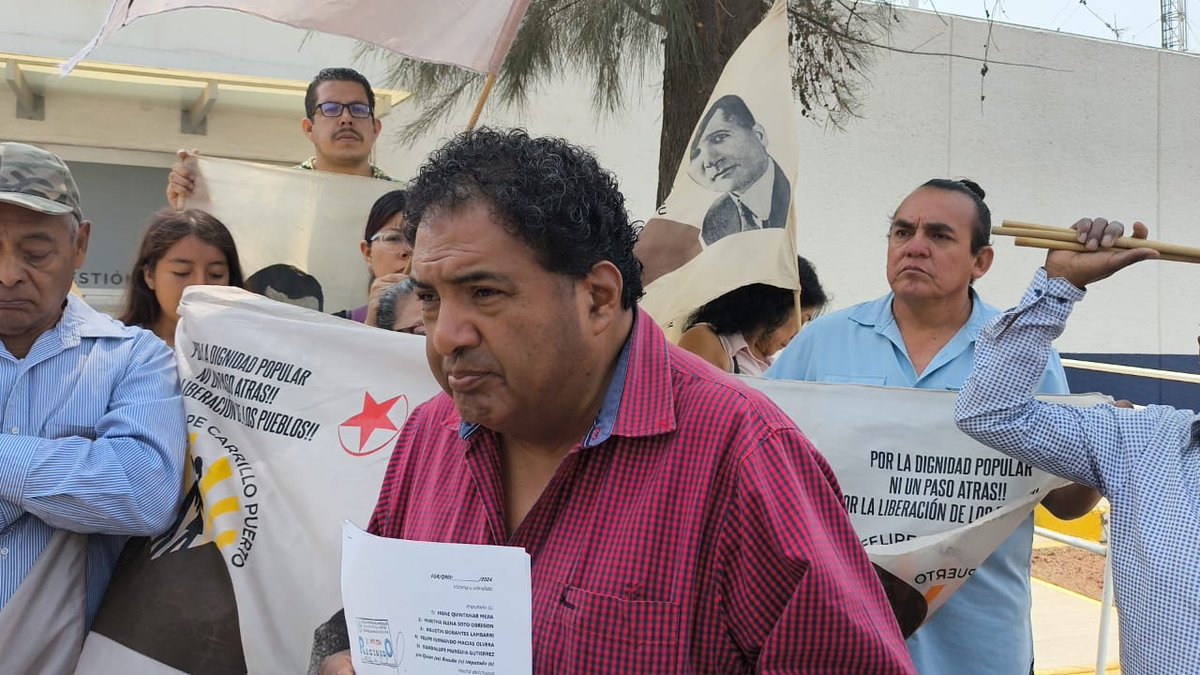 PresenciaUni's tweet image. ➡️Denuncian a USEBEQ por acarrear docentes para el PAN ante la FGR

#Justicia| Docentes de #Querétaro fueron invitados por la USEBEQ a festejar el Día del Maestro; lo que terminó siendo un medio para mítines del PAN con: Agustín Dorantes, ‘Lupita’ Murguía y ‘Felifer’ Macías.