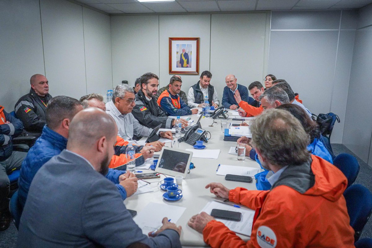 Reunião com ministros e ministras do governo federal, governo estadual e prefeituras de Porto Alegre, Guaíba, Canoas, São Leopoldo, Eldorado do Sul e Nova Santa Rita. Estamos juntos dando sequência ao plano do governo do presidente @LulaOficial para apoiar a reconstrução das