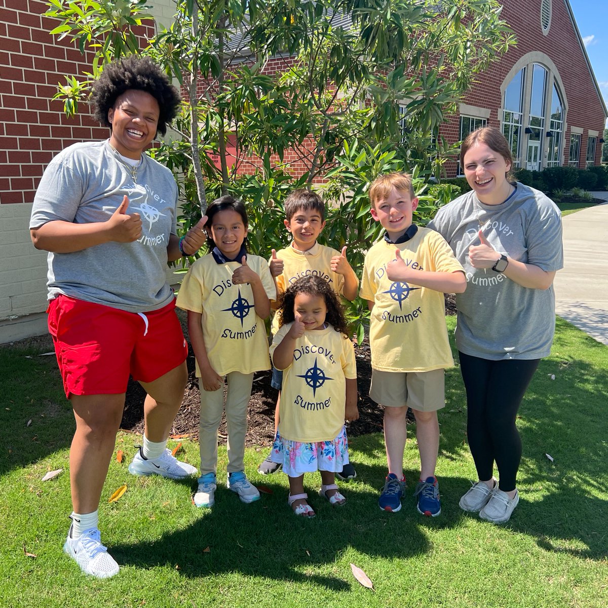 HRA Summer Camp staff and campers are ready with their new t-shirts! 📸 Have you registered your child yet? 🤩☀️

💻 Register here: bit.ly/3yCTs4q

#HRA #SummerCamp #BeANavigator