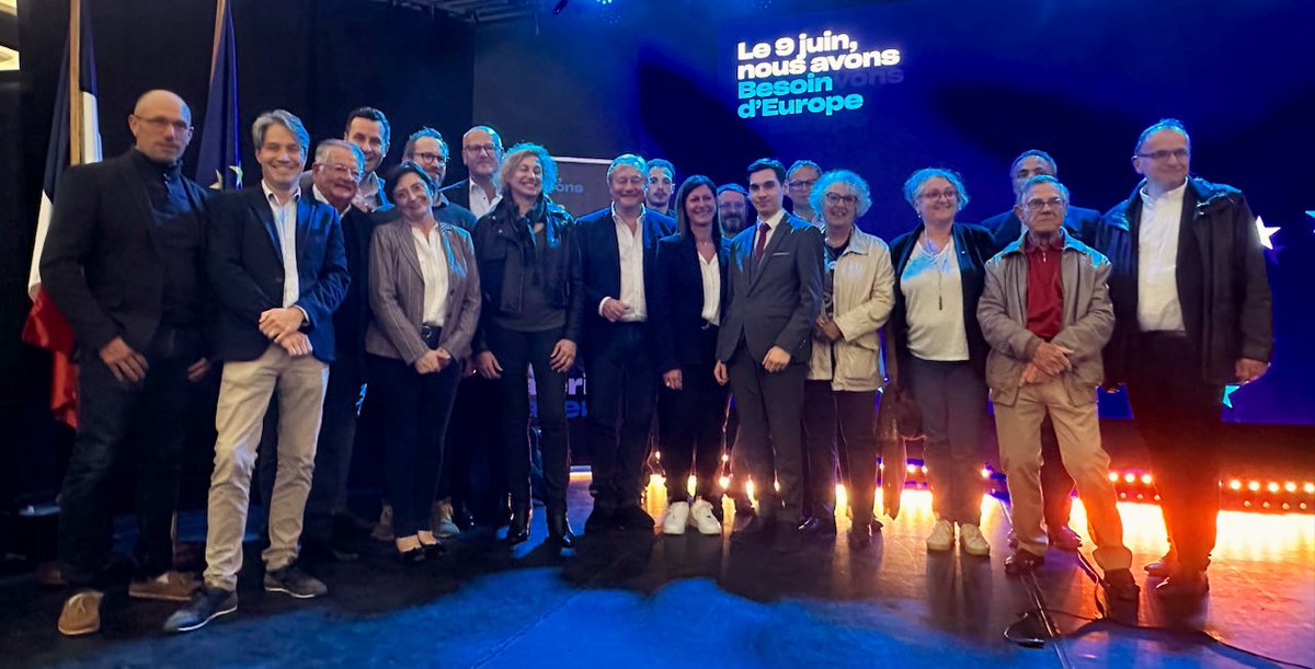 La belle équipe du @PartiRadical #Gironde présente ce soir au meeting à #Bordeaux avec notre président @LaurentHenart !