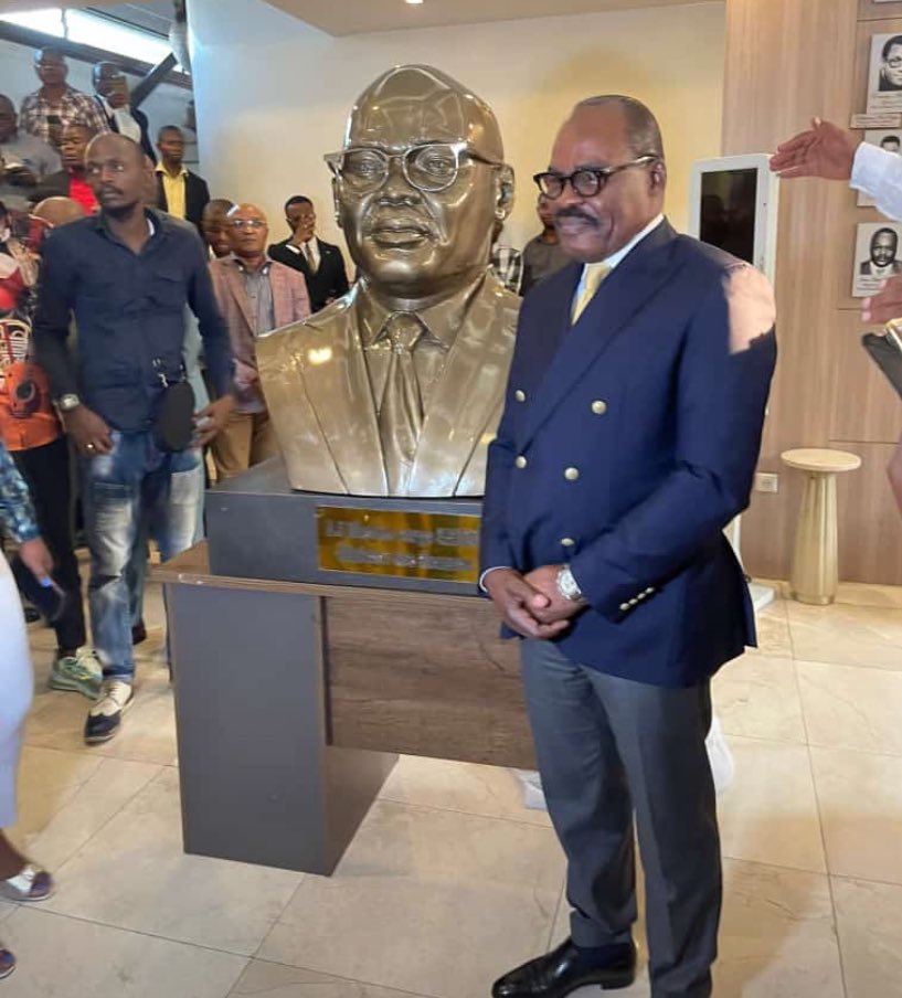 🔴 ARRÊT SUR IMAGE | Nicolas #Kazadi s'est vu décerner un monument à son effigie par les membres de son cabinet avant son depart du ministère des Finances. #RDC @pepele_news