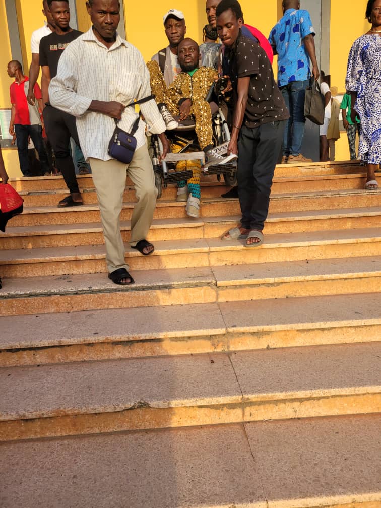 Le palais de justice de Lomé a besoin des rampes. La discrimination infrastructurelle au Togo doit s'arrêter maintenant. Pensez au moins aux personnes à mobilité dans l'accès aux édifices publics et privés. @amnestyusa @USEmbassyFrance @AmbUETogo @denyigban @BBCAfrica