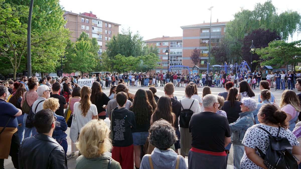 Algortako Mugimendu Feministaren deiari erantzunez, auzokide ugari batu da gaur Getxoko Malakate parkean, Europa ikastetxeko hainbat umeren gurasoek salatutako sexu-erasoak gaitzesteko.

Argazkiak: <a href="/GetxokoEHBildu/">EH Bildu Getxo</a>

<a href="/algortakoMF/">Algortako Mugimendu Feminista</a>

#LantzeanBehin #Getxo #albisteak #euskaraz